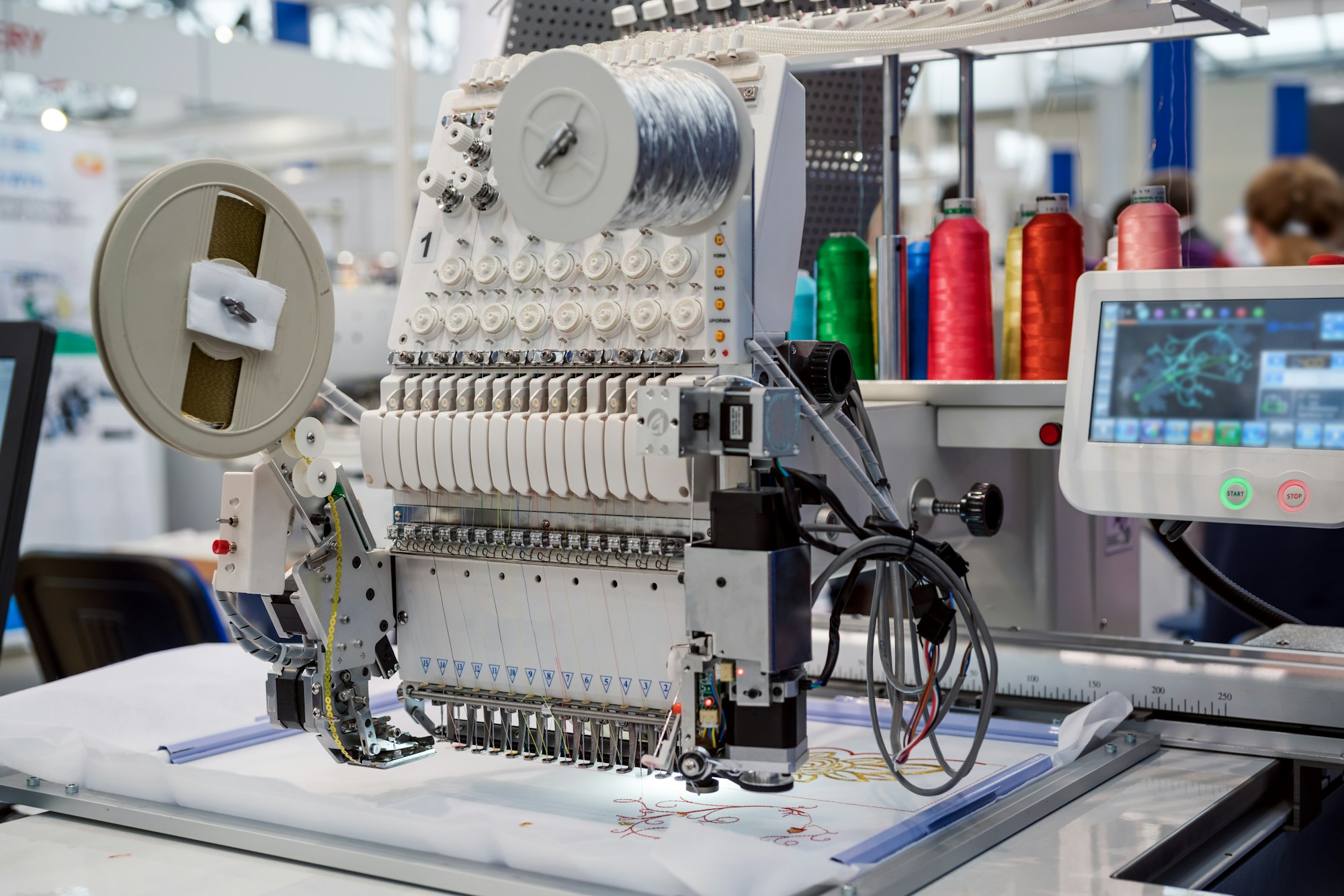 Automatic industrial sewing machine for stitch by digital patter